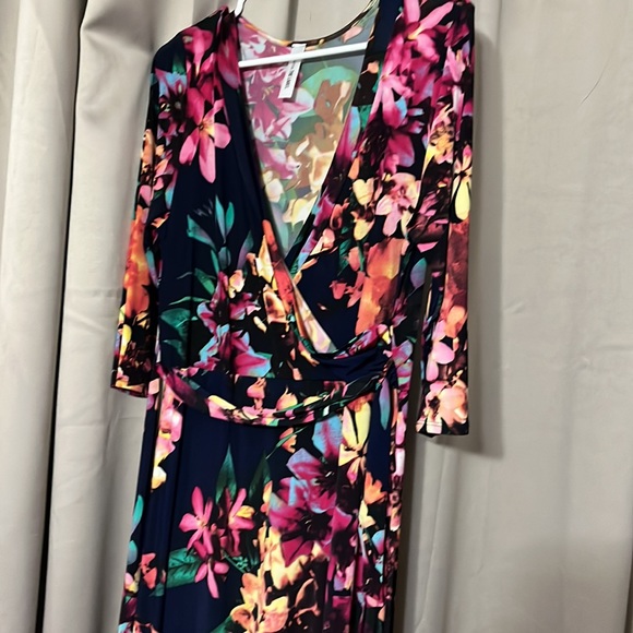 Floral floor length maxi dress 3/4 sleeves. - Picture 3 of 4